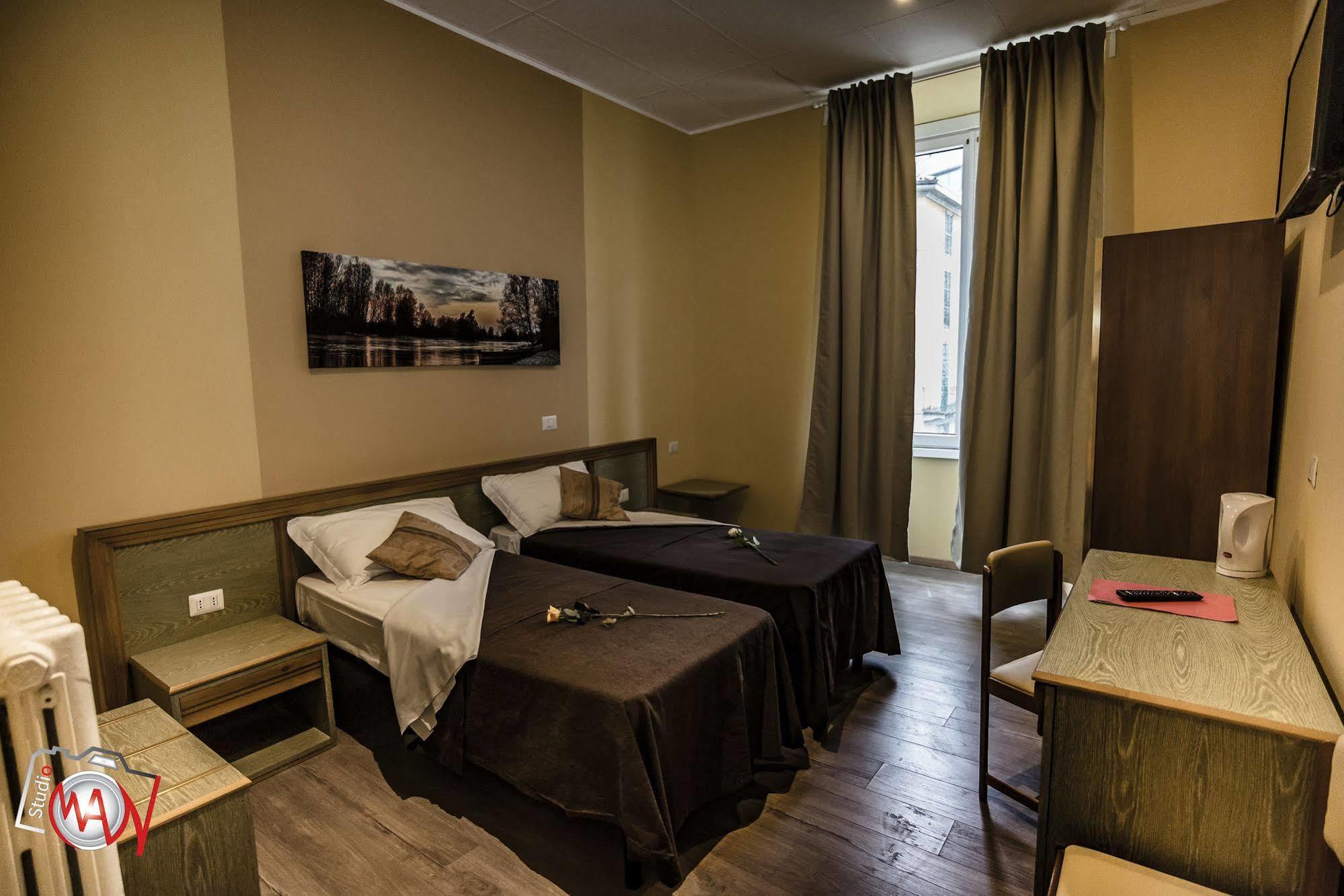 Hotel Moderno Лекко Экстерьер фото